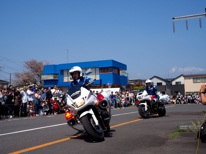 白バイデモ走行